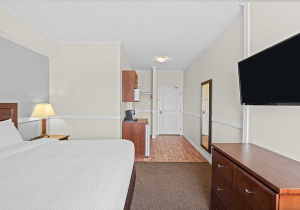 07-56931_Guest-room_king-room-long-view_3-1