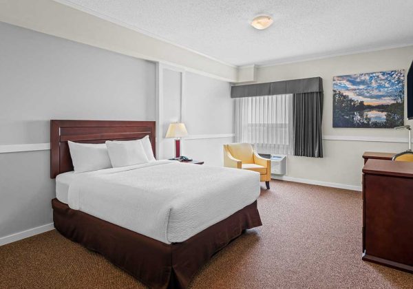 09-56931_Guest-room_queen_1-1