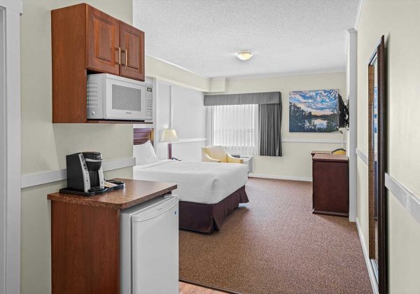 11-56931_Guest-room_queen-with-microwave_3-1