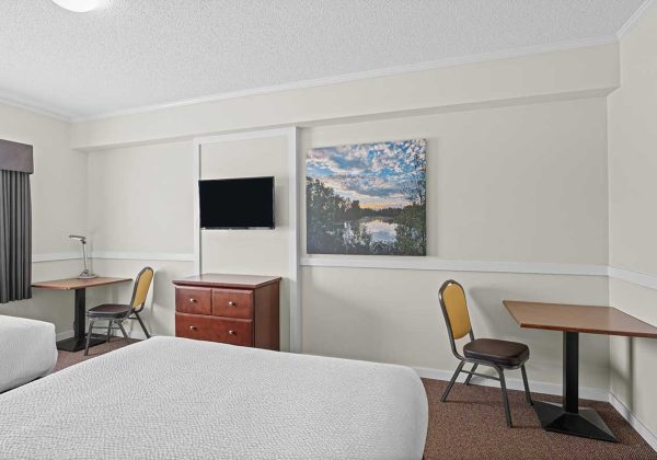 13-56931_Guest-room_two-queens-with-tables_2-1