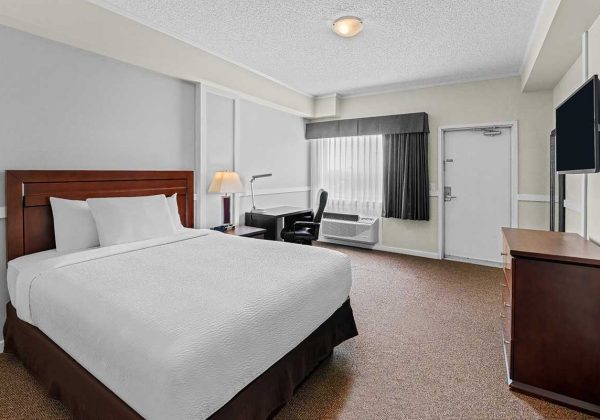 29-56931_Queen-Suite-with-kitchen