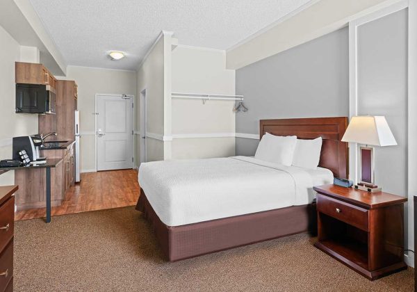 30-56931_Queen-Suite_long-view_2-1