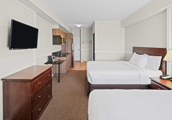 34-56931_Two-Queens-Suite_long-view_3-1