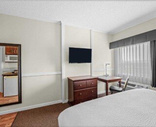 Guest room king room with desk