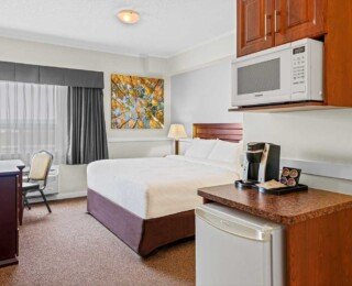 Guest room king room with microwave